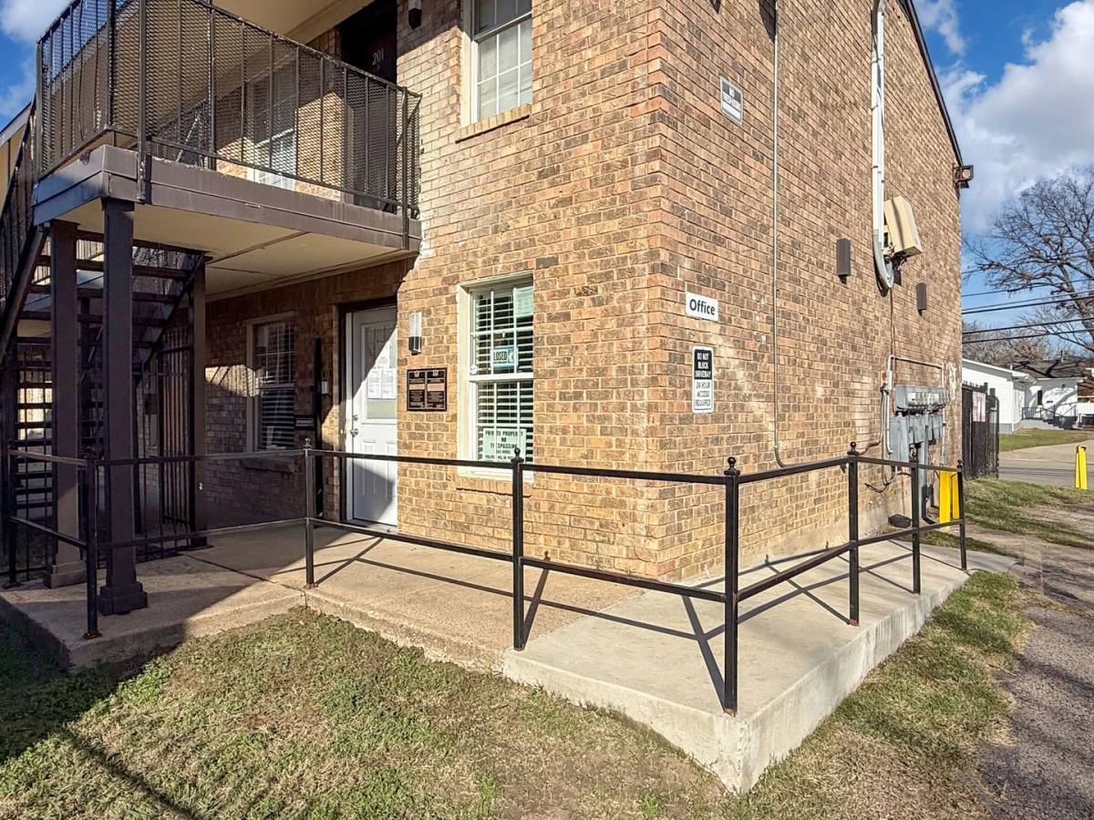 Apartment for rent at 3810-20 Bonnie View Rd, Dallas, TX 75216