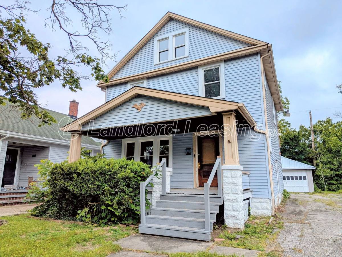 House for rent at 223 E 15th St, Elyria, OH 44035