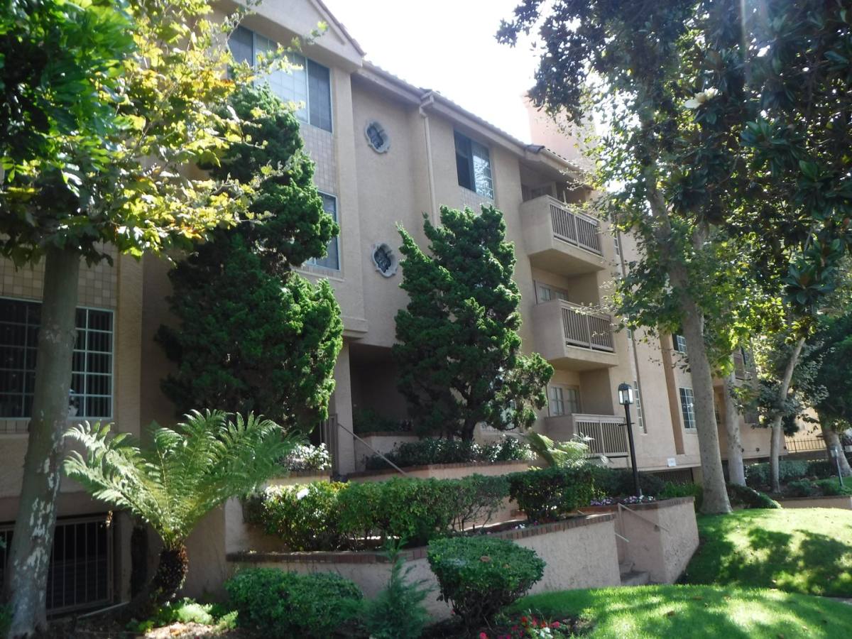 Apartment for rent at 1616 S Barrington Ave, Los Angeles, CA 90025