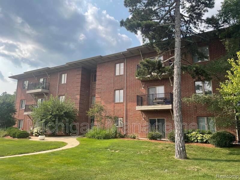 Condo for rent at 2725 E Maple Rd, Birmingham, MI 48009