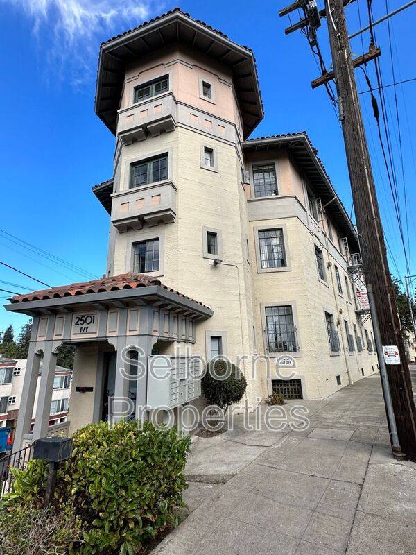 Apartment for rent at 2501 Ivy Dr #14, Oakland, CA 94606