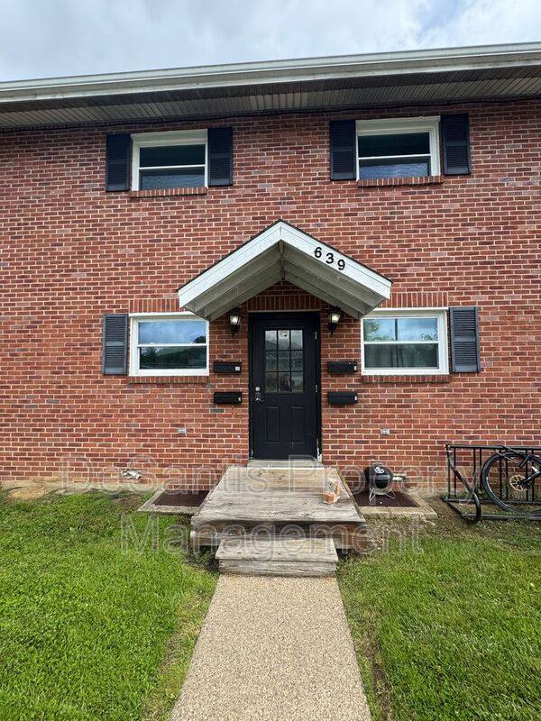 Apartment for rent at 639 Russian St #10, California, PA 15419
