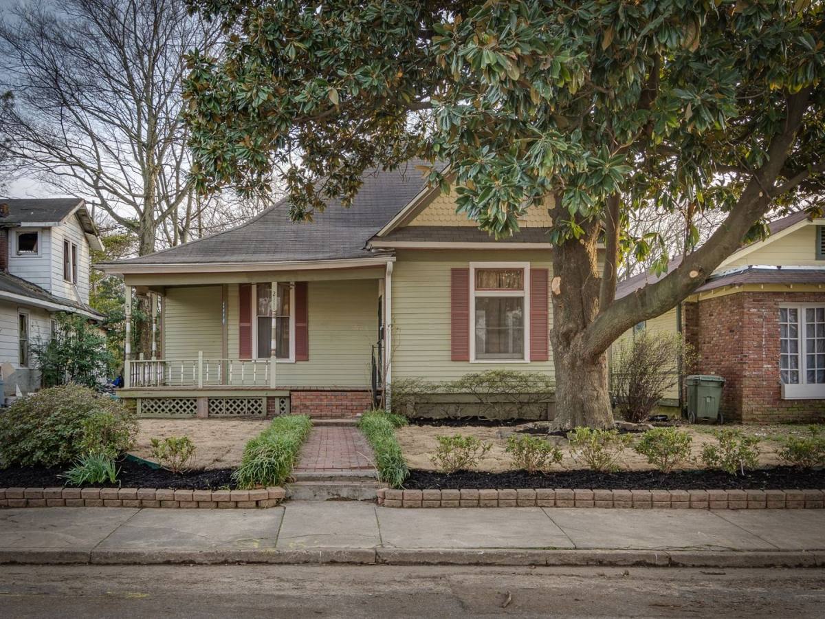 Townhouse for rent at 2111 Jefferson Ave, Memphis, TN 38104