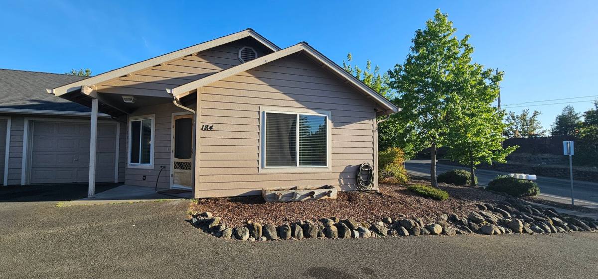 Townhouse for rent at 184 - 186 Ringuette St, Grants Pass, OR 97527