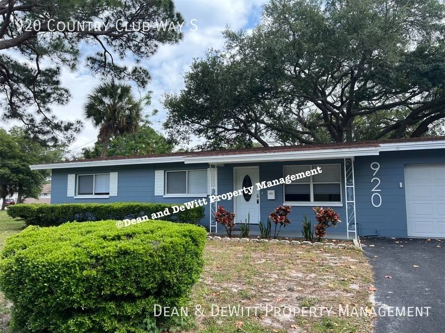 House for rent at 920 Country Club Way S, Saint Petersburg, FL 33705