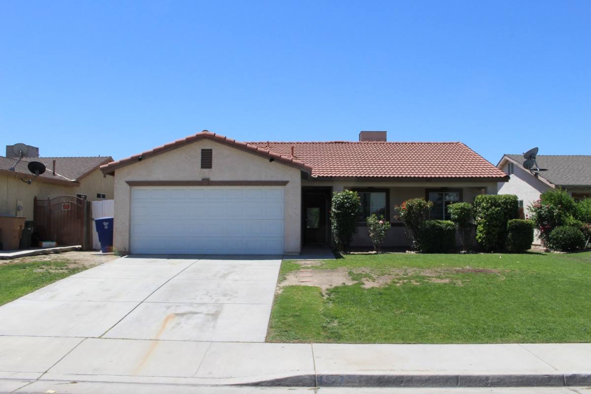 House for rent at 1327 Clipper Hills Dr, Bakersfield, CA 93307