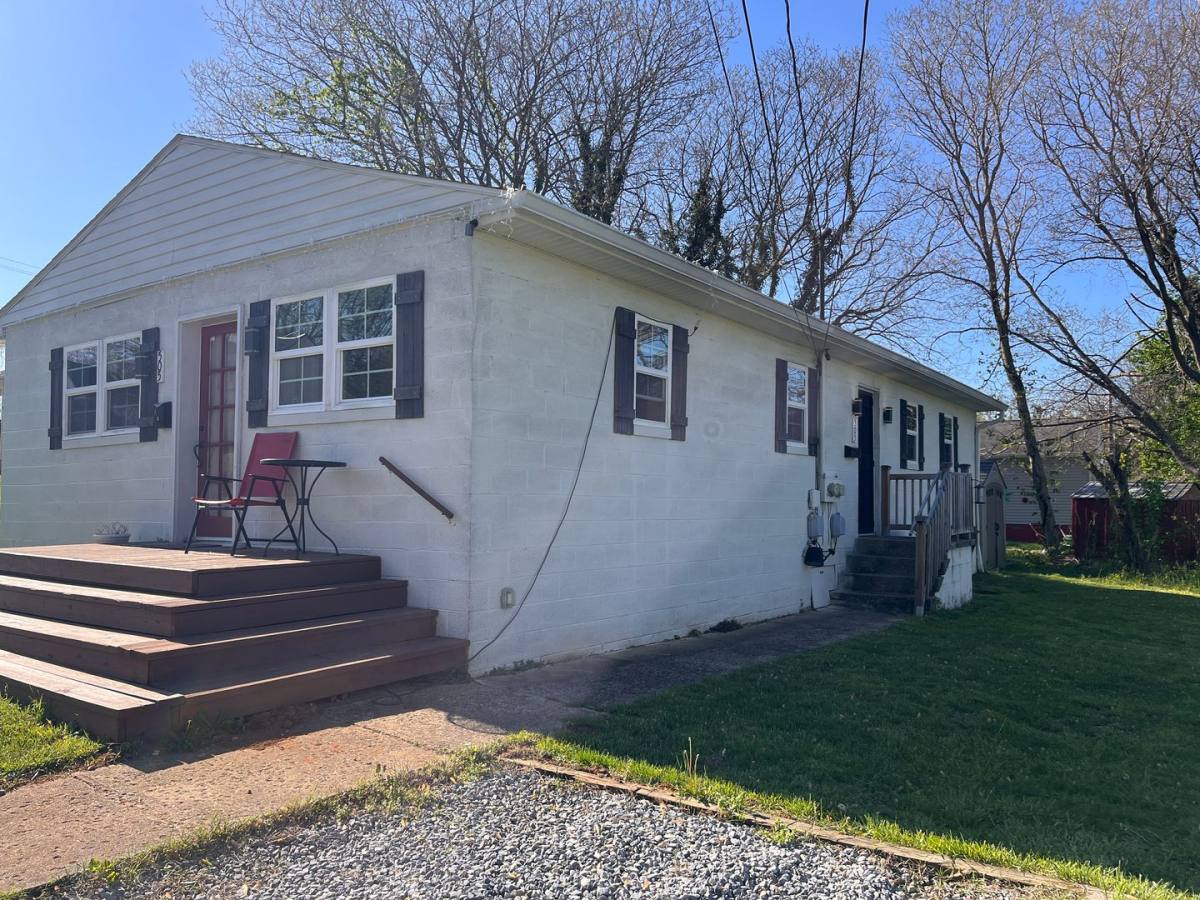 Apartment for rent at 505 W Cook St, Bedford, VA 24523