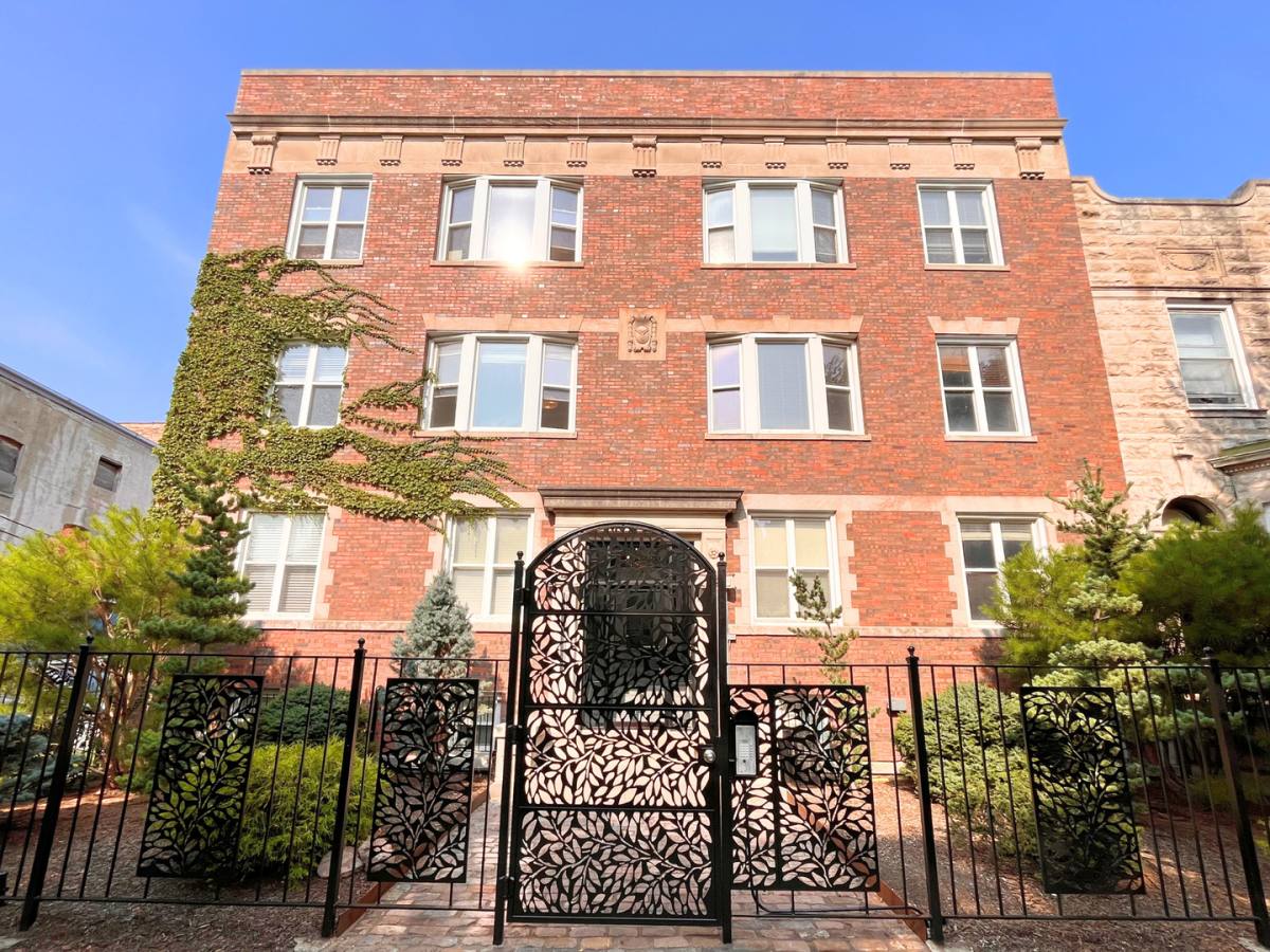 Apartment for rent at 4240-42 S Calumet Ave, Chicago, IL 60653