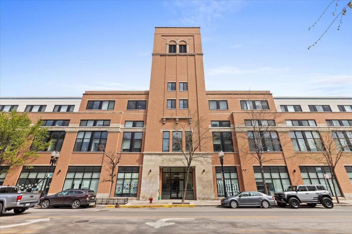 Apartment for rent at 1900 W Lawrence Ave #220, Chicago, IL 60640
