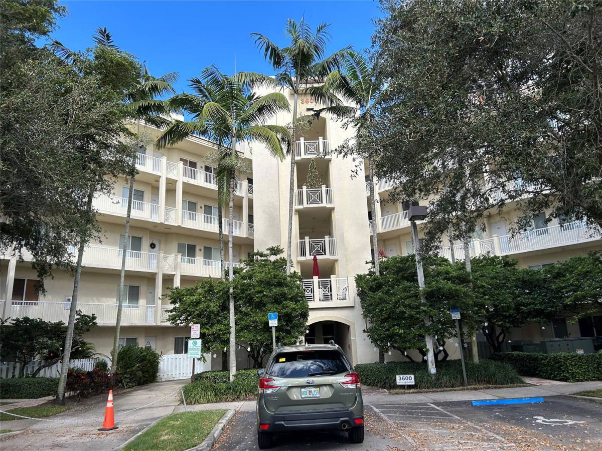 Condo for rent at 3600 Oaks Clubhouse Dr #405, Pompano Beach, FL 33069