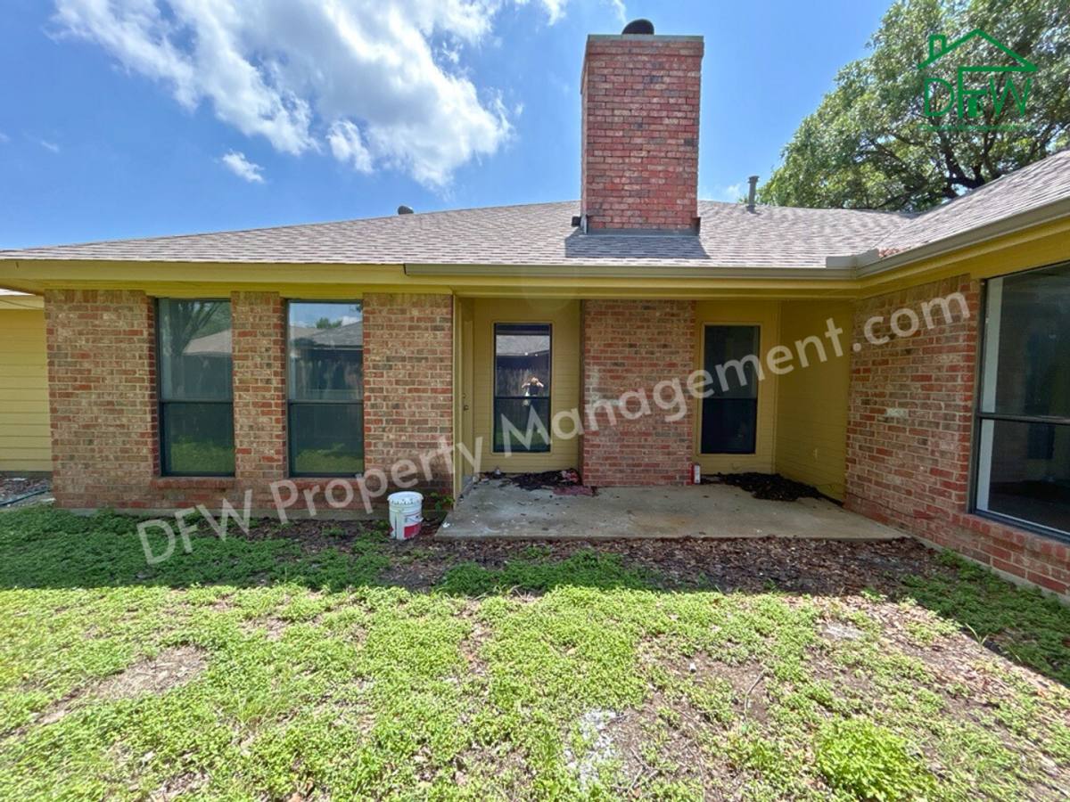 House for rent at 818 Summit Dr, Desoto, TX 75115