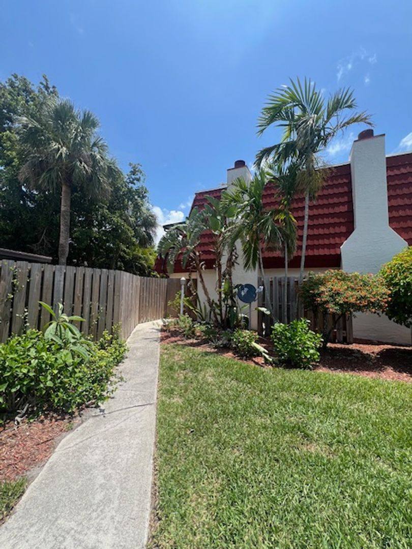 Townhouse for rent at 11826 Quail Run Dr, Fort Myers, FL 33908