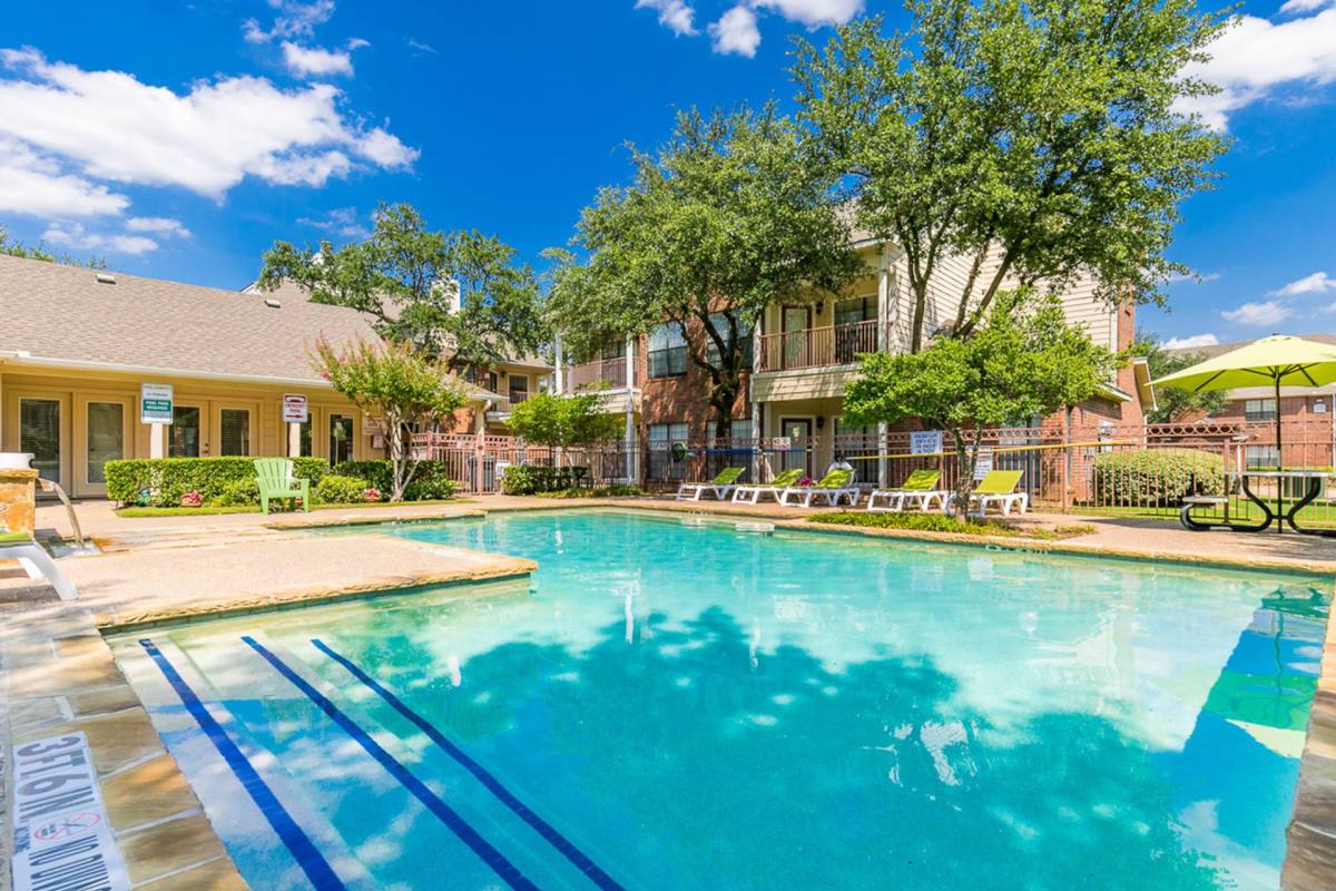 Townhouse for rent at 1552 Forest Park Circle, Bedford, TX 76021