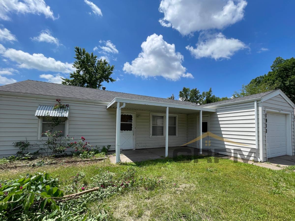 House for rent at 1011 E 11th Ave, Hutchinson, KS 67501