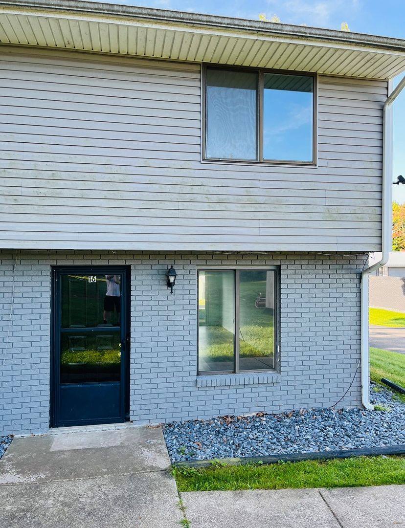 Apartment for rent at 6 Morningside Dr, Steubenville, OH 43953