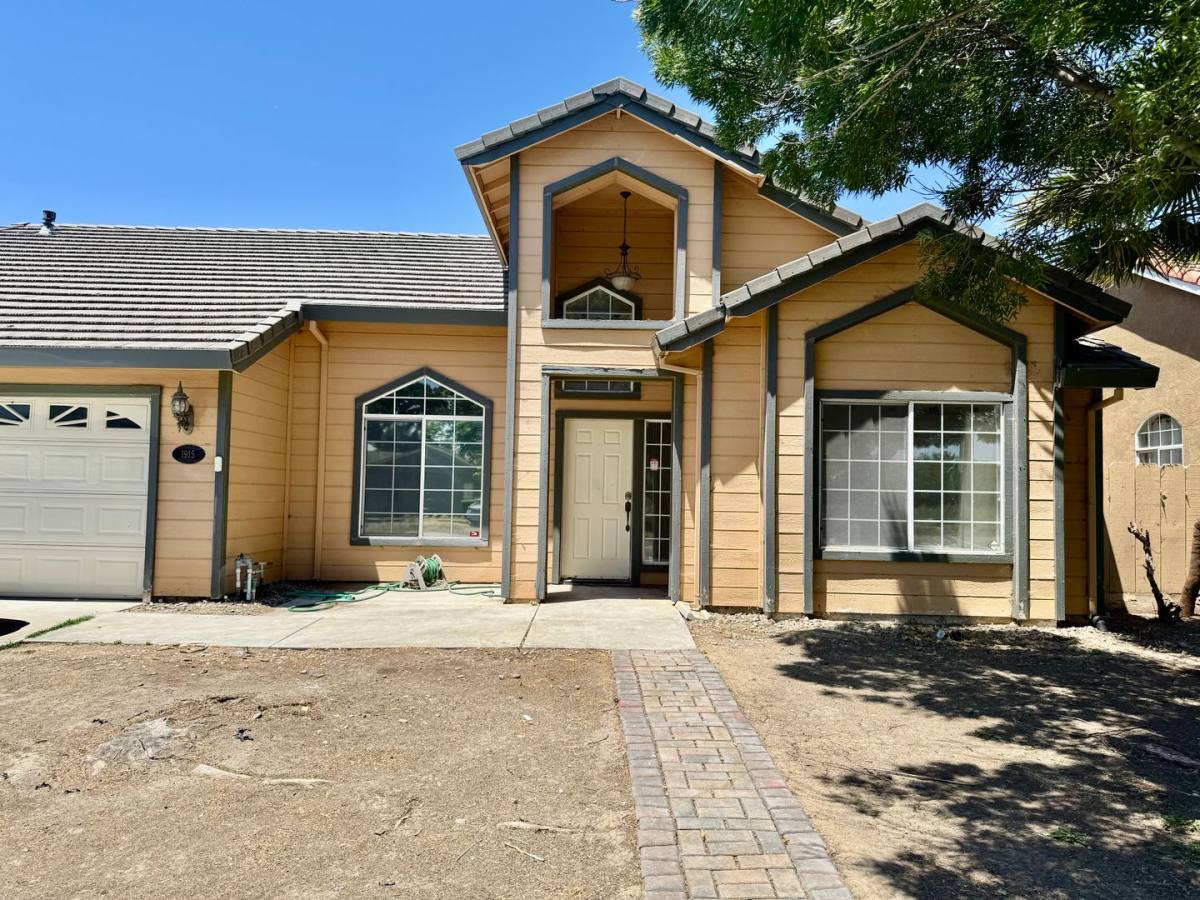 House for rent at 1915 Place Rd, Los Banos, CA 93635