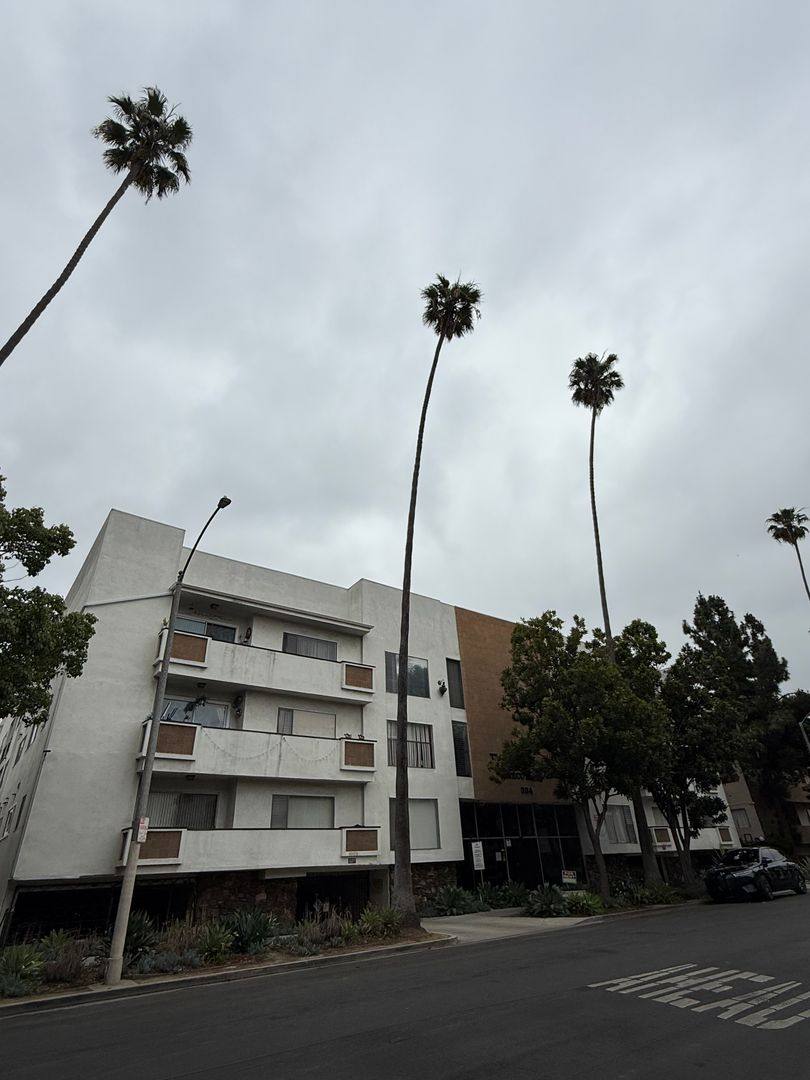 Apartment for rent at 334 S Gramercy Place, Los Angeles, CA 90020
