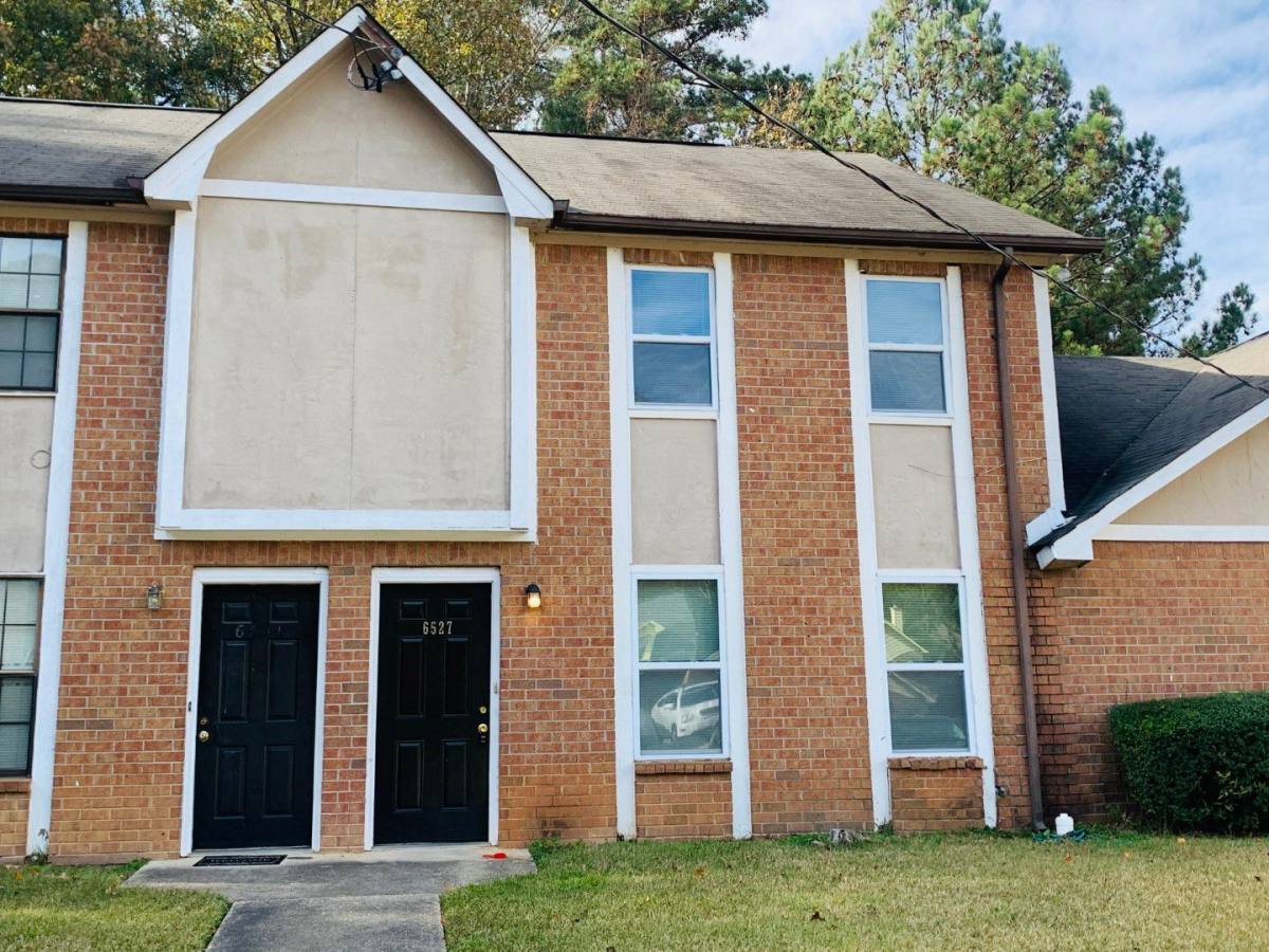 Townhouse for rent at 6527 River Park Dr, Riverdale, GA 30274