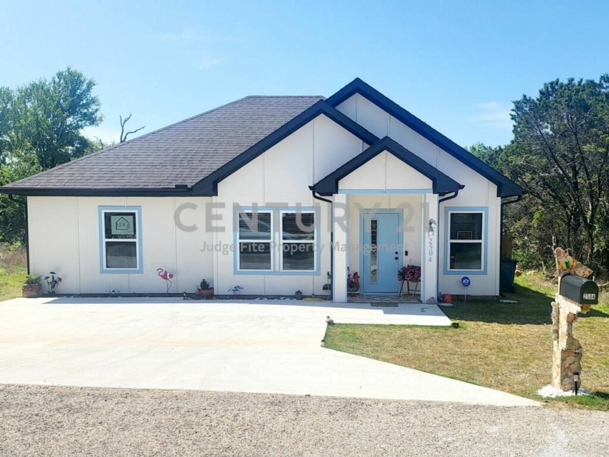 House for rent at 2504 Deer Trail, Granbury, TX 76048