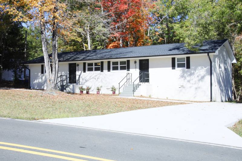 Apartment for rent at 202 W Corbin St, Hillsborough, NC 27278