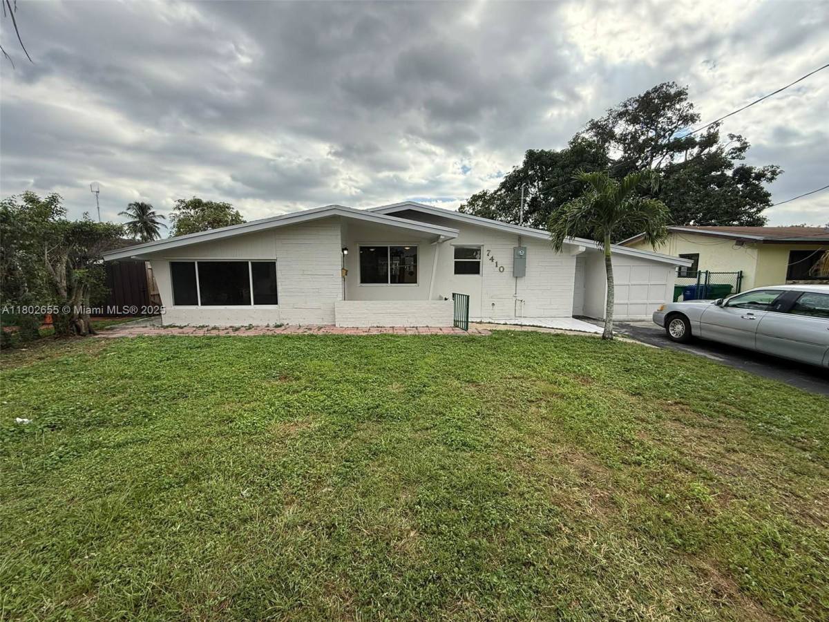 House for rent at 7410 Granada Blvd, Hollywood, FL 33023