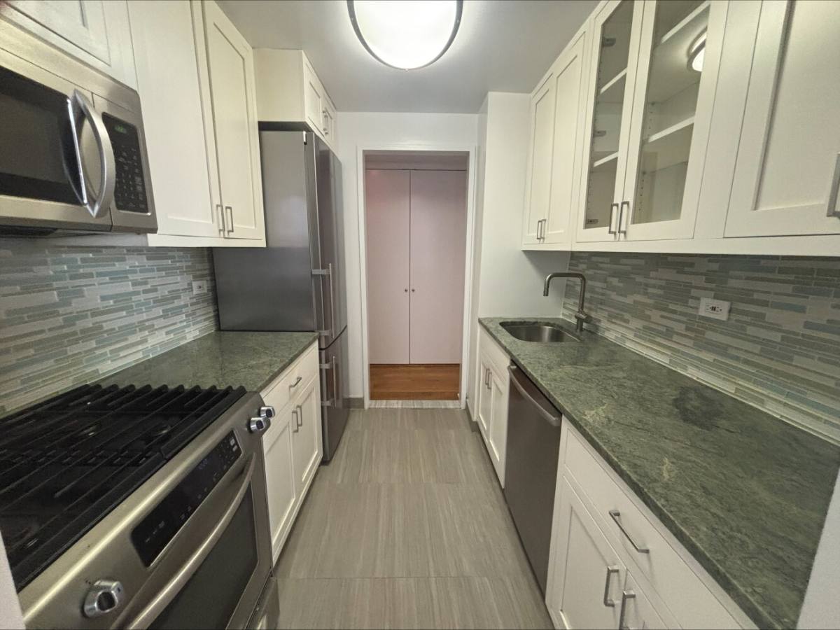 Apartment for rent at 101 W 55th St #1108, New York, NY 10019