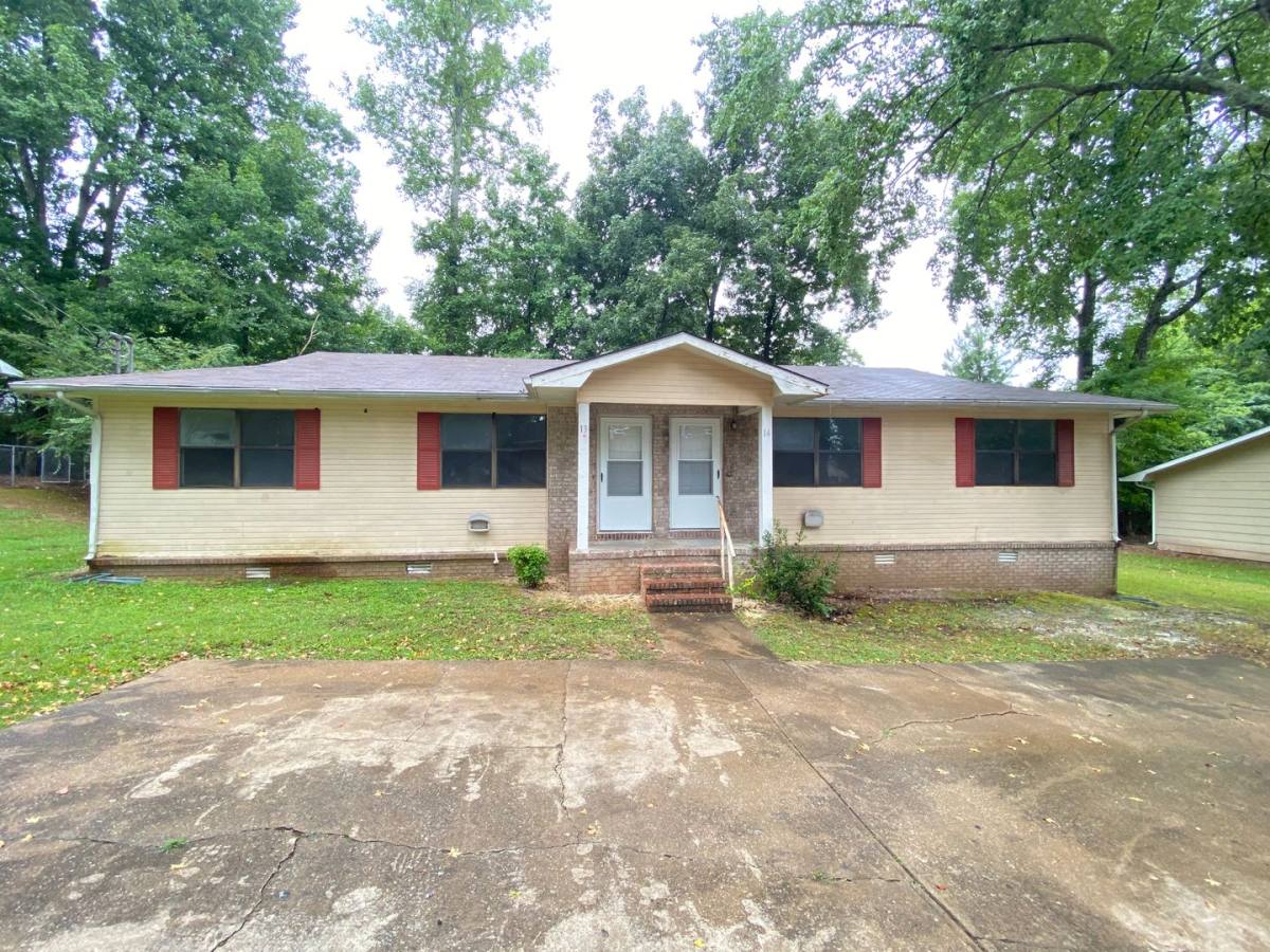 Apartment for rent at 215 Parris St, Jacksonville, AL 36265