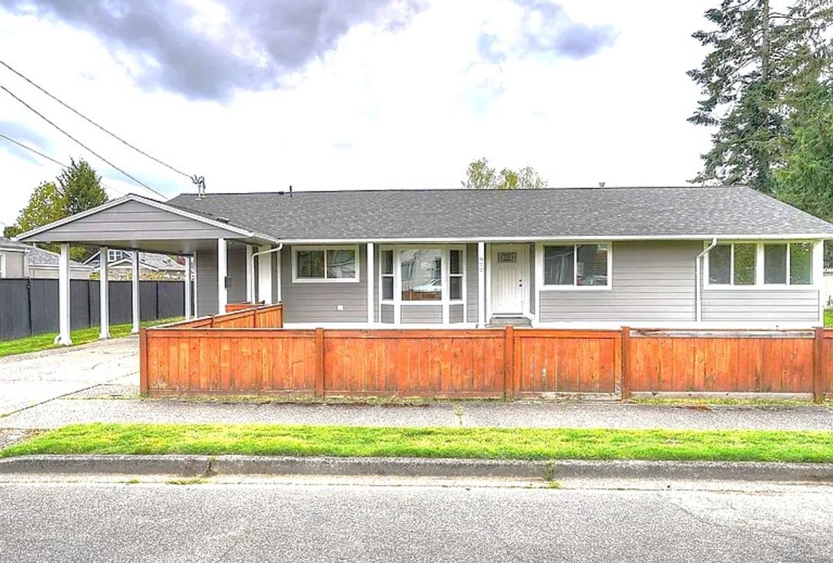 Townhouse for rent at 922 5th Ave SW #A, Puyallup, WA 98371