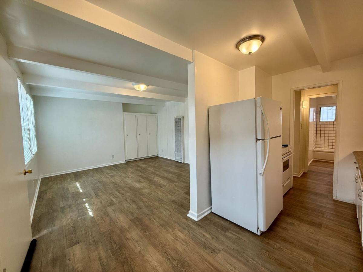 Apartment for rent at 11515 Bradson Place, Culver City, CA 90230