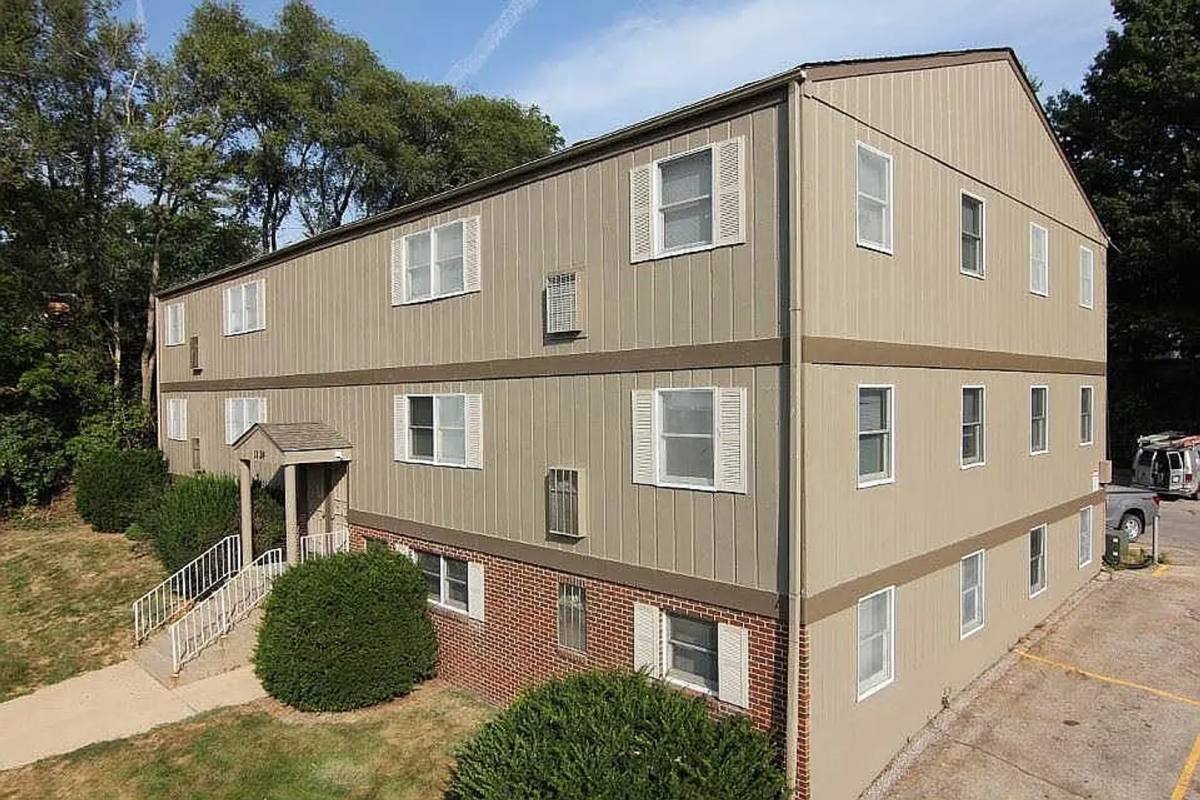 Apartment for rent at 1124 Oakcrest St, Iowa City, IA 52246