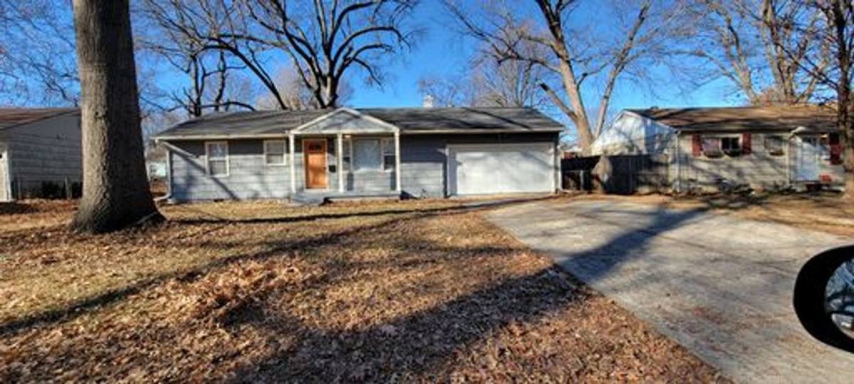 Townhouse for rent at 8932 E 74th St, Kansas City, MO 64133