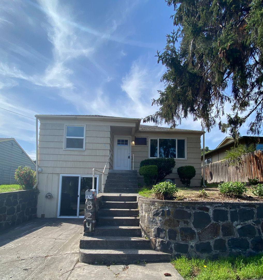 House for rent at 824 E 14th St, The Dalles, OR 97058