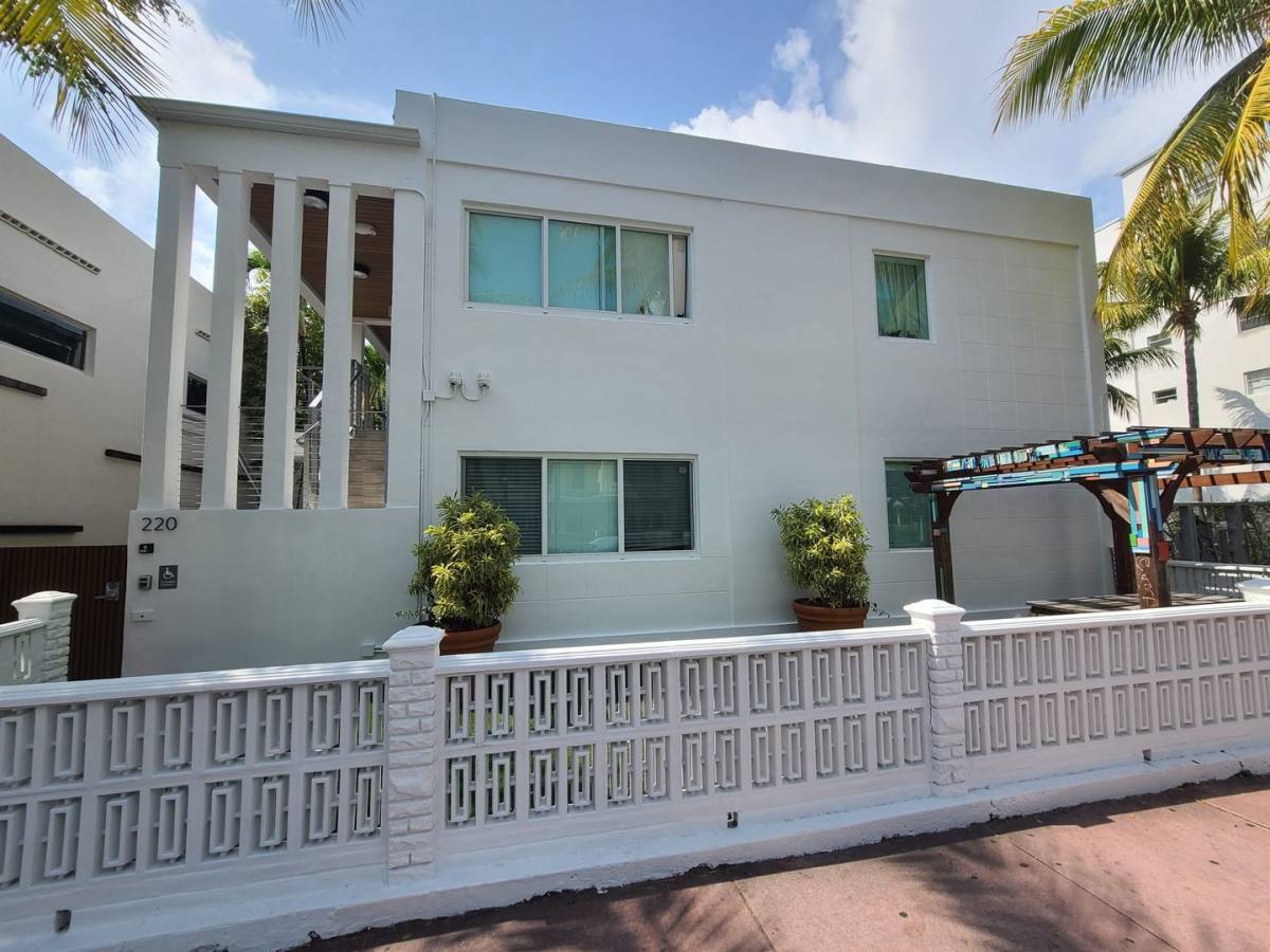 Apartment for rent at 220 Collins Ave #1A, Miami, FL 33130