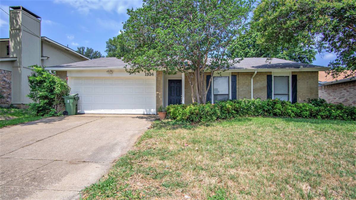 House for rent at 1934 Lost Creek Dr, Arlington, TX 76006