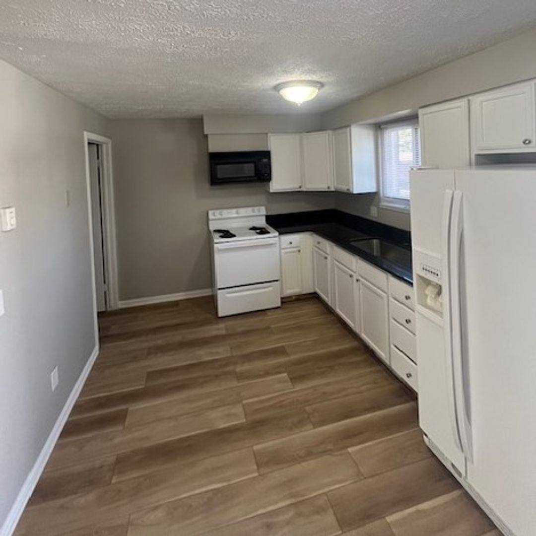 Apartment for rent at 1424 N Chapel St, Louisville, OH 44641
