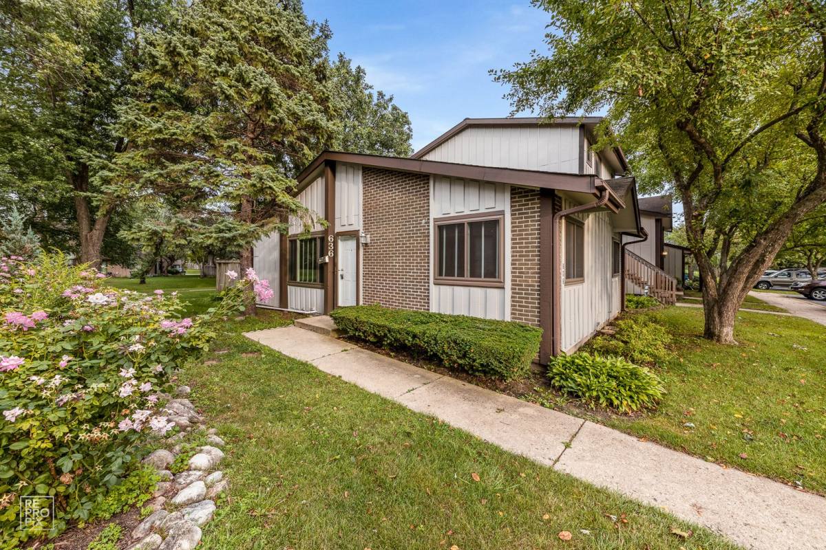 House for rent at 636 Forum Dr, Roselle, IL 60172