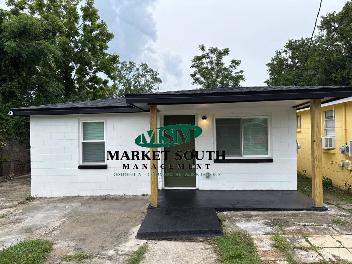 House for rent at 1009 1 2 Hearn St, Savannah, GA 31415