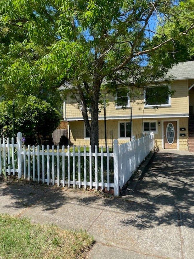 Townhouse for rent at 171 Alida St, Ashland, OR 97520