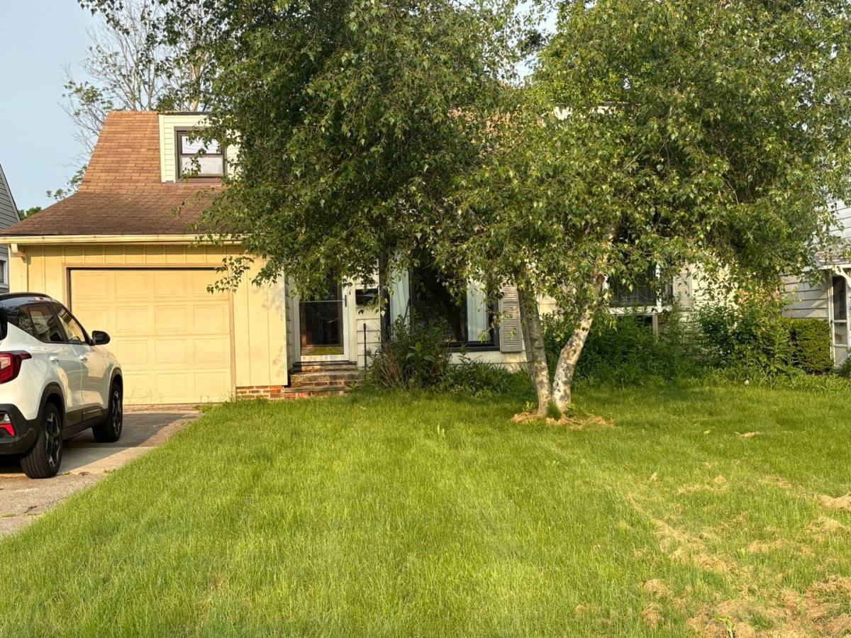 House for rent at 2148 Green Ridge Dr, Wickliffe, OH 44092