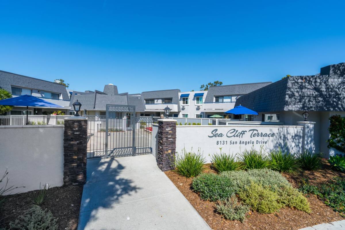 Apartment for rent at 8131 San Angelo Dr, Huntington Beach, CA 92647