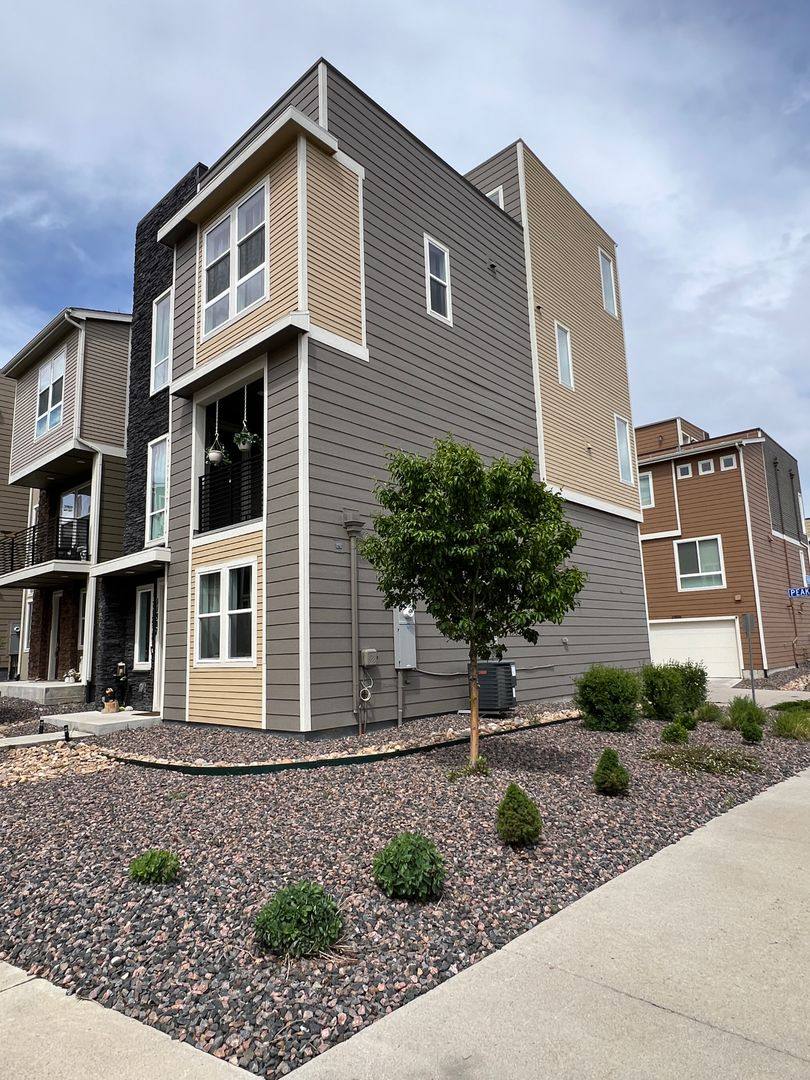 Townhouse for rent at 11907 Peakview Lane, Broomfield, CO 80021