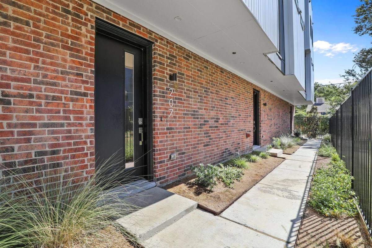 Townhouse for rent at 410 W 9th St, Dallas, TX 75208