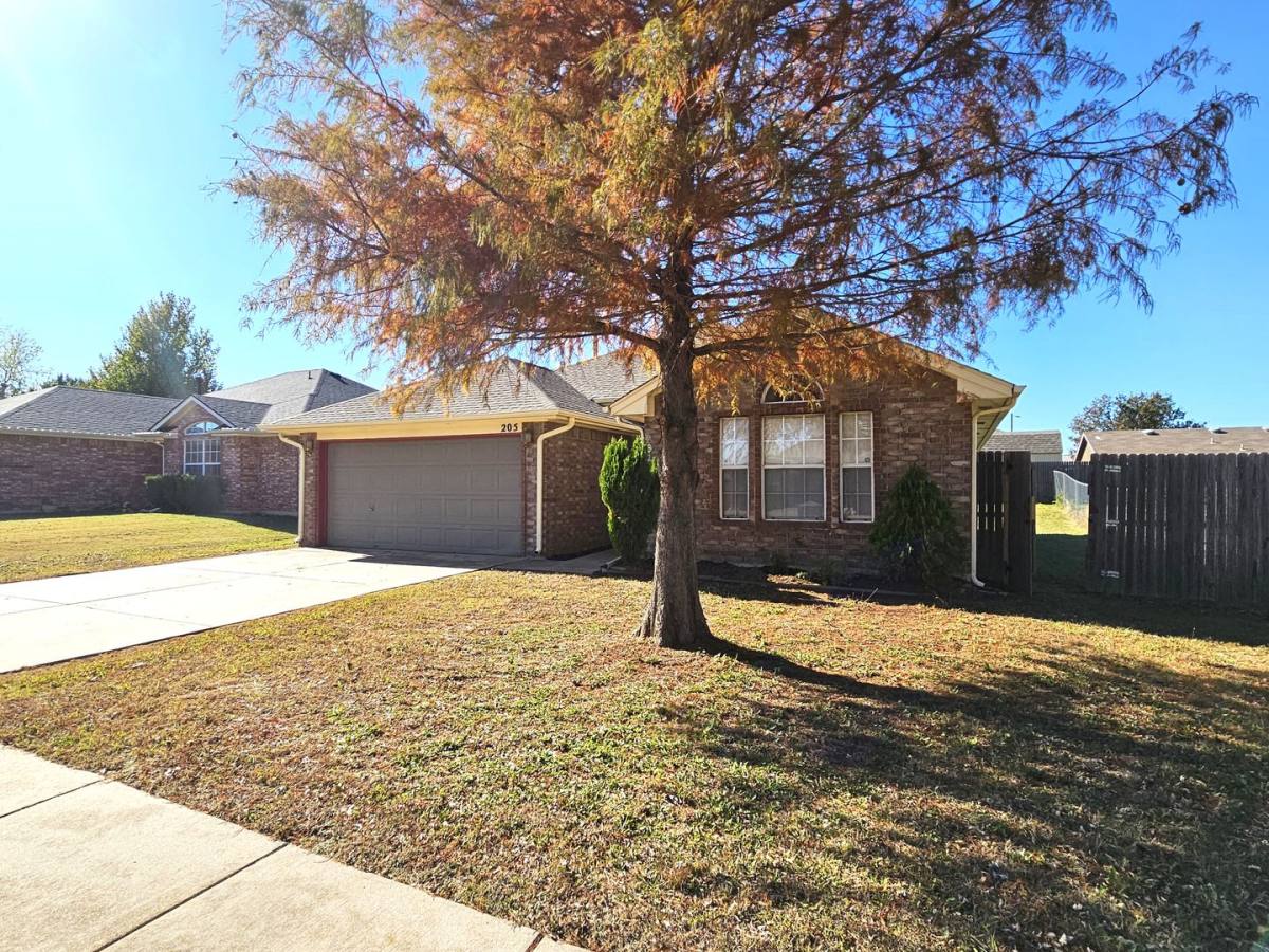 House for rent at 205 N Eastgate Dr, Yukon, OK 73099