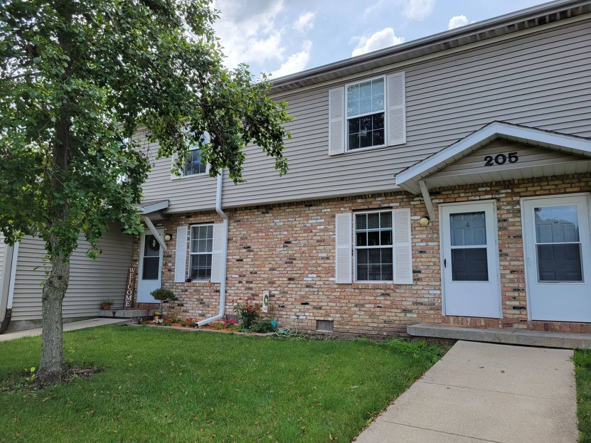 Apartment for rent at 189 W Hickory Point Rd, Decatur, IL 62526