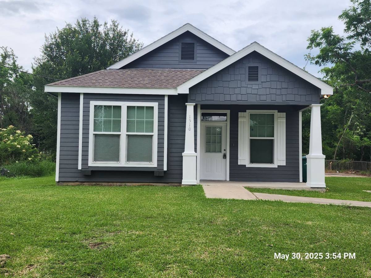 House for rent at 1510 W Curtis Ave, Orange, TX 77630