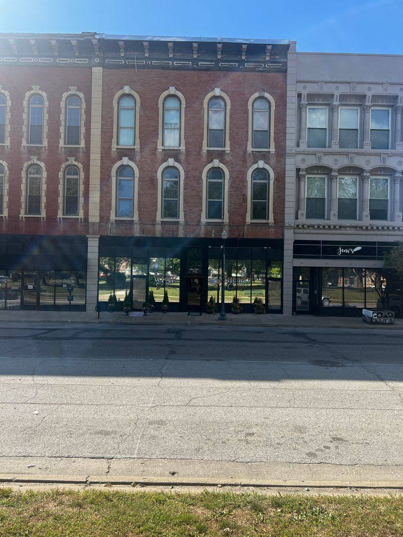 Apartment for rent at 119-121 N 4th St, Quincy, IL 62301