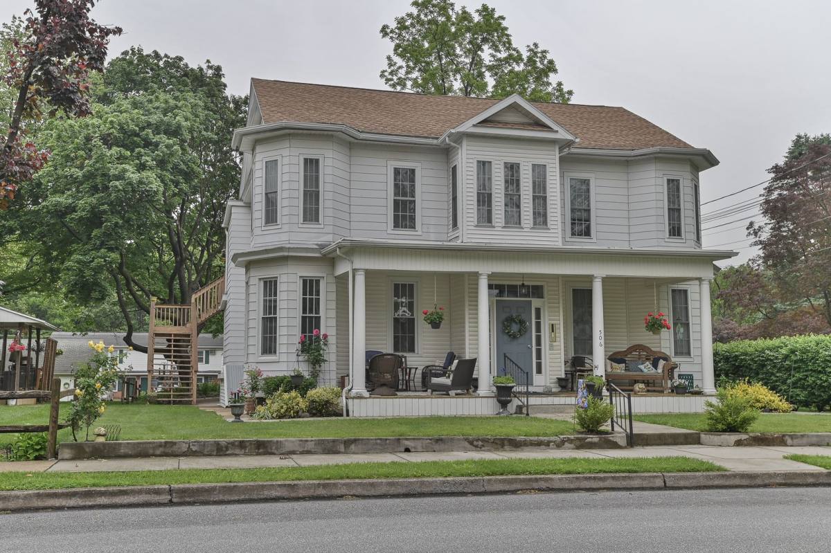Apartment for rent at 506 W Main St, Mechanicsburg, PA 17055