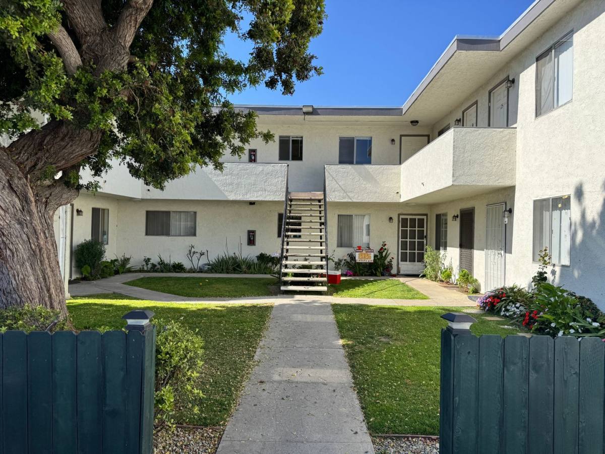 Apartment for rent at 17542 Jefferson Lane, Huntington Beach, CA 92647