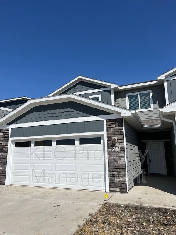 Townhouse for rent at 233 NW Greenway Place, Waukee, IA 50263