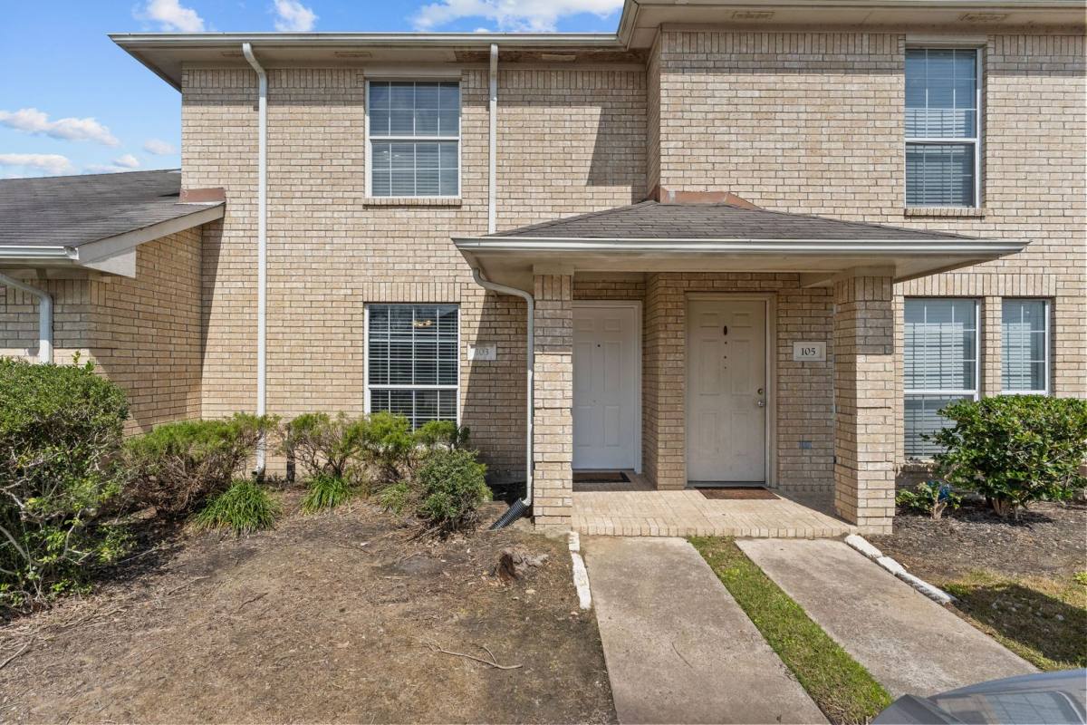 Townhouse for rent at 100 Green Isle Ave, Dickinson, TX 77539